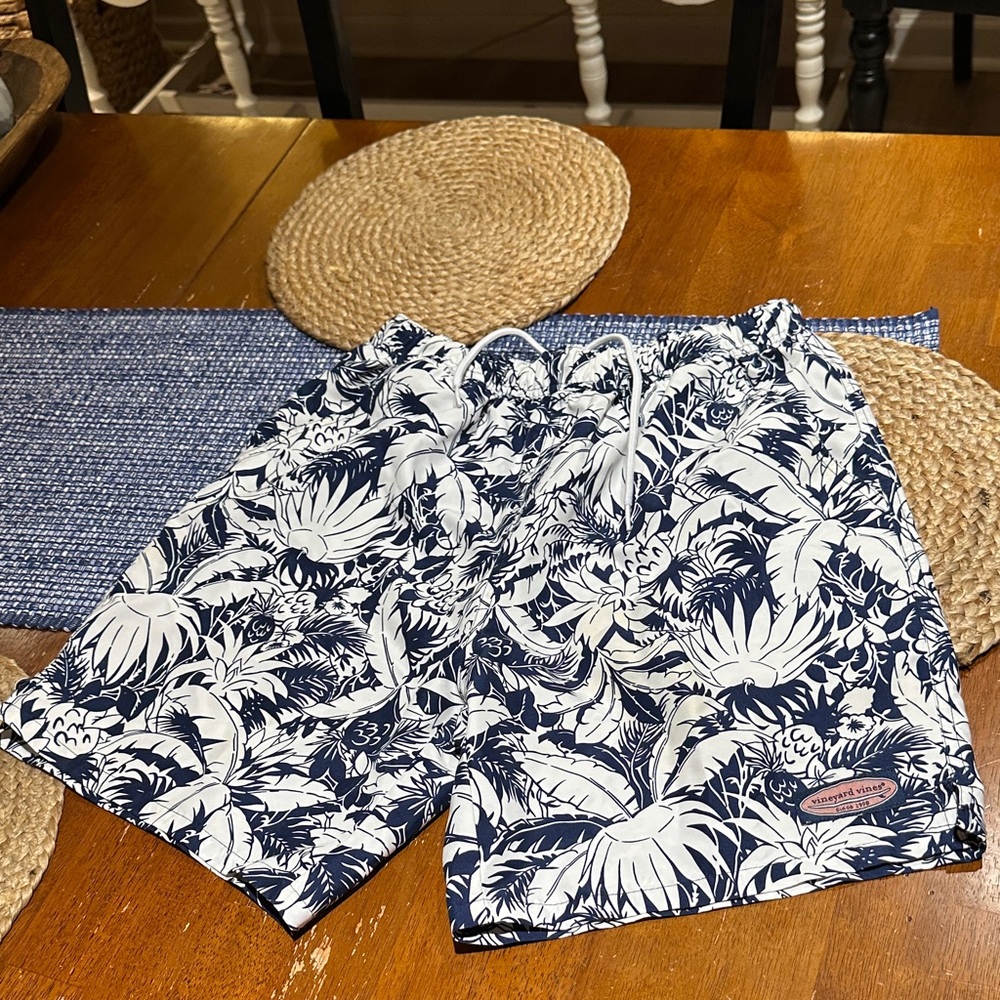 Vineyard Vines Men's Navy and White swim trunks excellent condition